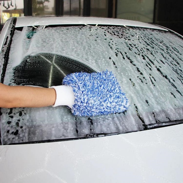 Soft Car Care Microfiber Absorbent Plush Cleaning Gloves (2) Suave Auto Cuidado Microfibra Absorbente Peluche Q’umachaña Guantes (2) .