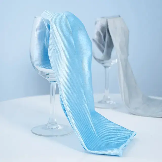 Mikrofiber-glas-st&auml;ddukar-som-inte-l&auml;mnar-vatten-fl&auml;ckar-640-640 (1)